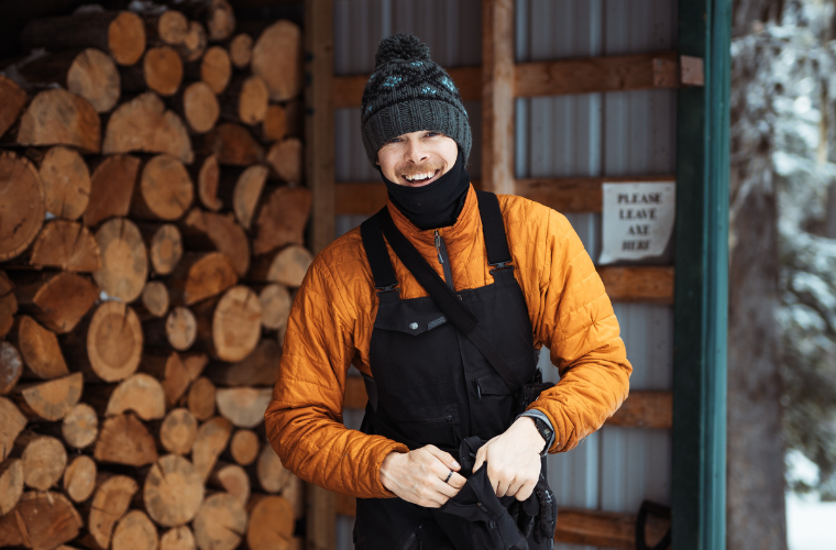 Man wearing Ambler toque in winter